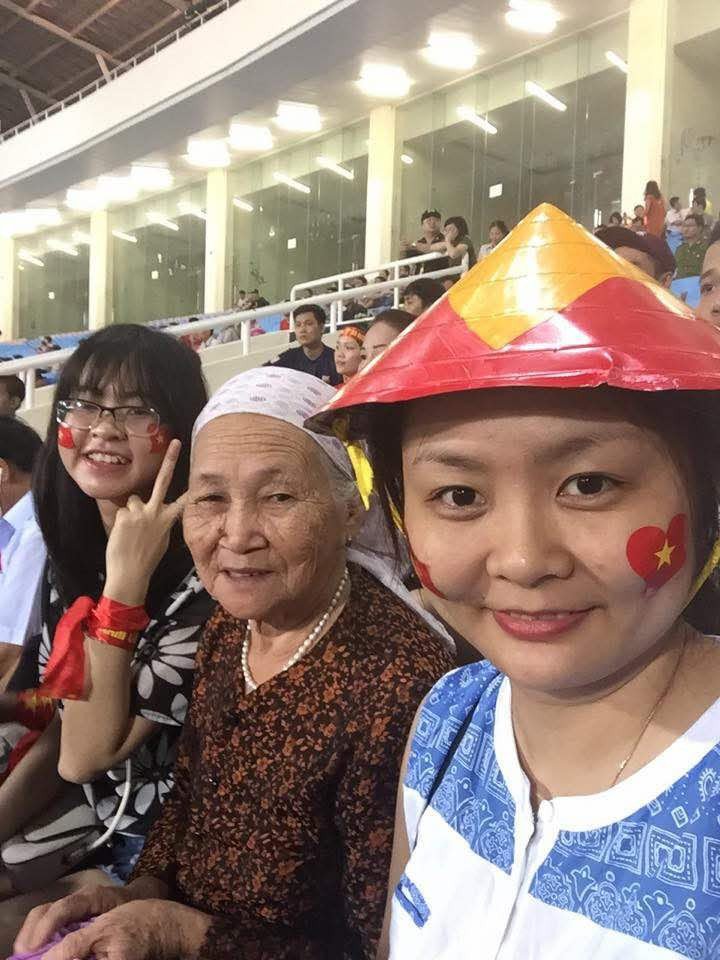 Cụ Sen được cháu ngoại là chị Hoàng An dẫn tới SVĐ Mỹ Đình xem đội tuyển Việt Nam thi đấu cách đây nhiều năm