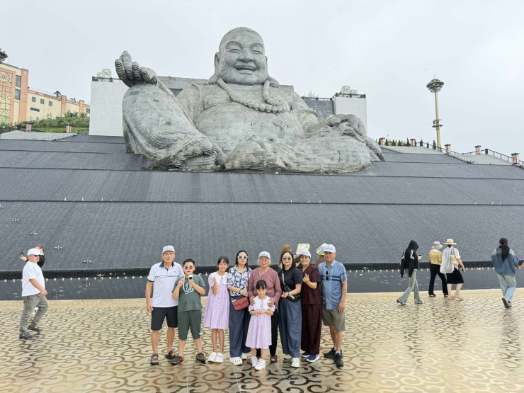 Cụ bà 91 tuổi chụp ảnh với con cháu trong chuyến đi tới Tây Ninh vài ngày trước