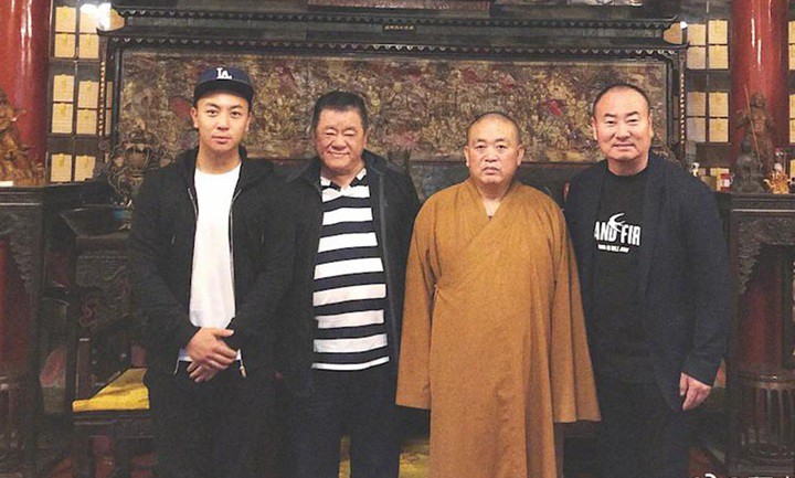 Thích Tiểu Long (bên trái) chụp ảnh cùng cha, sư phụ Thích Vĩnh Tín và cha đỡ đầu. (Ảnh: Weibo Thích Tiểu Long)