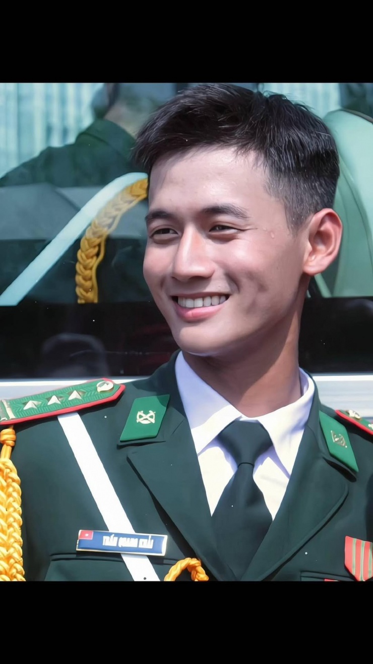 Khi tham gia diễu binh, diễu hành tại TP.HCM, Quang Khải đã để lại nhiều ấn tượng bởi nụ cười tỏa nắng. Ảnh: TikTok.