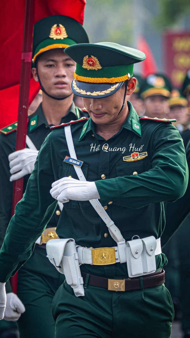 Hình ảnh Quang Khải nghiêm nghị dẫn đầu trong các buổi tổng hợp luyện đã được nhiều người dân ghi lại. Ảnh: Hồ Quang Huế.