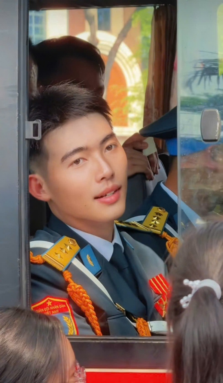 Từ thần thái đến ánh mắt của Vũ Chí Hưng lúc lên xe sau khi đã hoàn thành nhiệm vụ A50 đã viral trên nhiều nền tảng. Ảnh: TikTok.