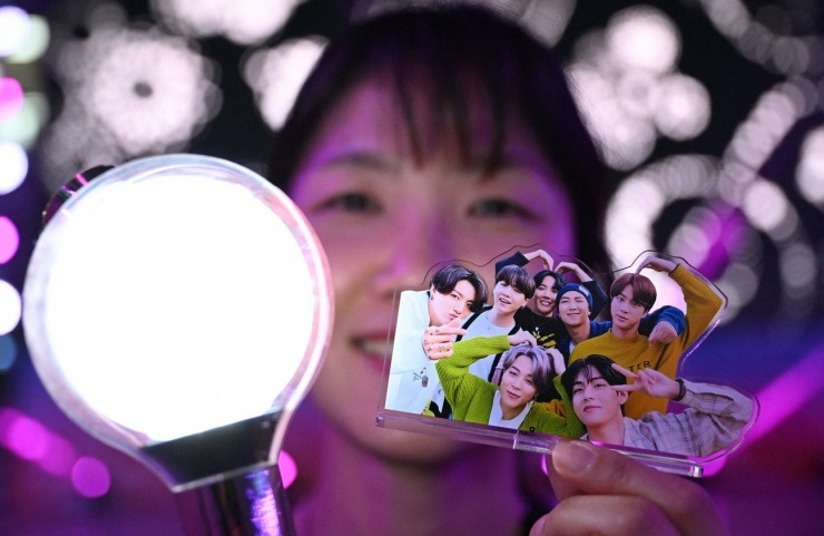 Fan Kpop ở Mỹ lo lắng chính sách của ông Trump khiến họ không đủ khả năng kinh tế để