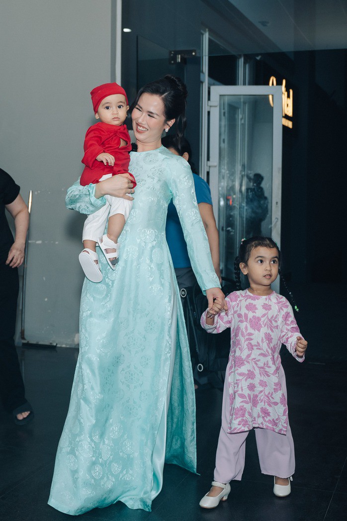 1753945562-vohatram-2-1004-width698height1047 Võ Hạ Trâm và hai con