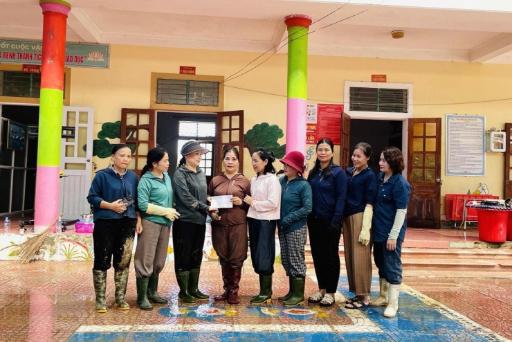 Giáo viên Trường mầm non Hưng Thịnh quyên góp, ủng hộ Trường Mầm non Chi Khê