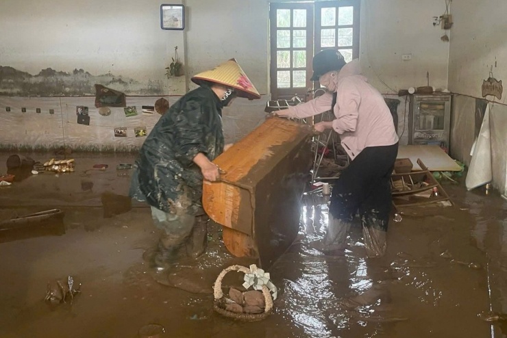 Xúc động hình ảnh giáo viên vượt hàng trăm cây số, dốc lòng sẻ chia với vùng lũ - 2