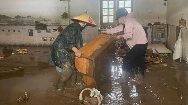 Xúc động hình ảnh giáo viên vượt hàng trăm cây số, dốc lòng sẻ chia với vùng lũ 27 Xúc động hình ảnh giáo viên vượt hàng trăm cây số, dốc lòng sẻ chia với vùng lũ 1753946680 z7 19ea6db4d19fd7da9b2df7c47a width1300height867