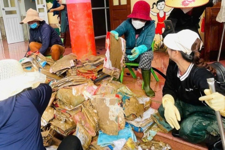 Ngôi trường ngổn ngang sau mưa lũ