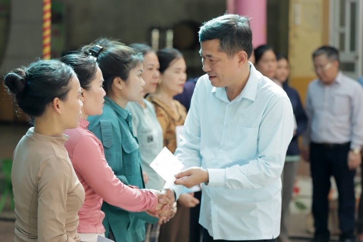 Ông Thái Văn Thành - Giám đốc Sở GD&ĐT Nghệ An thăm hỏi, tặng quà cho giáo viên bị thiệt hại sau mưa lũ.