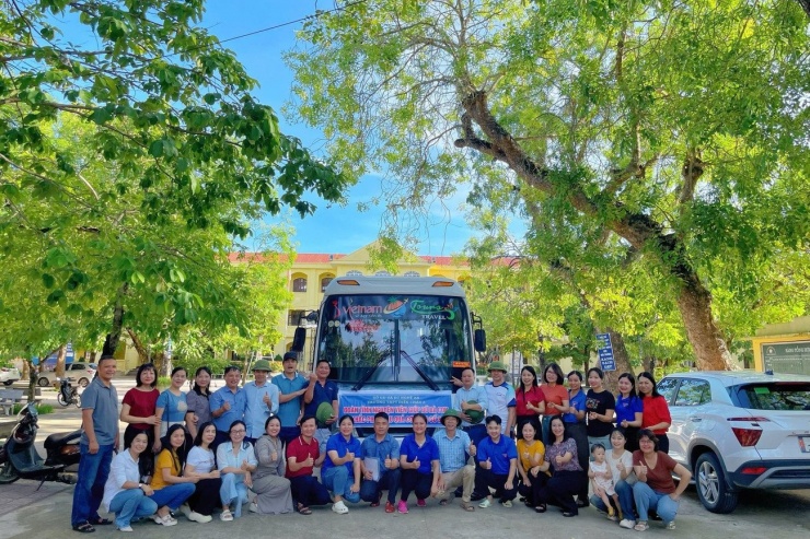 Dịp này, nhiều trường học trên địa bàn tỉnh Nghệ An đã tình nguyện xuất quân hỗ trợ người dân vùng lũ.