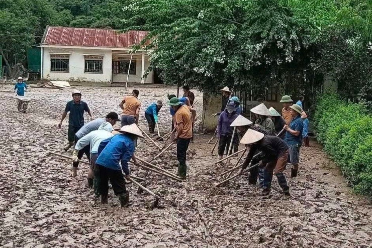 Cùng với các lực lượng Quân đội, Công an, hình ảnh những giáo viên lội bùn hỗ trợ người dân khắc phục hậu quả đã thể hiện tinh thần