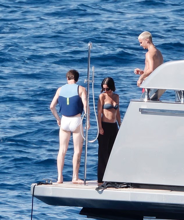 Cặp uyên ương đi bơi cùng anh trai Cruz, Romeo Beckham (phải).