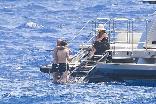 David Beckham khoác vai con trai út trong khi Victoria ngồi trên trò chuyện. Giữa lúc cả nhà tíu tít bên nhau, con trai cả Brooklyn Beckham, 26 tuổi, vắng mặt giữa tin đồn bất hòa. Brooklyn cũng đến St Tropez, Pháp nghỉ dưỡng suốt nửa đầu tháng 7 nhưng đi cùng vợ, diễn viên Nicola Peltz và gia đình cô.