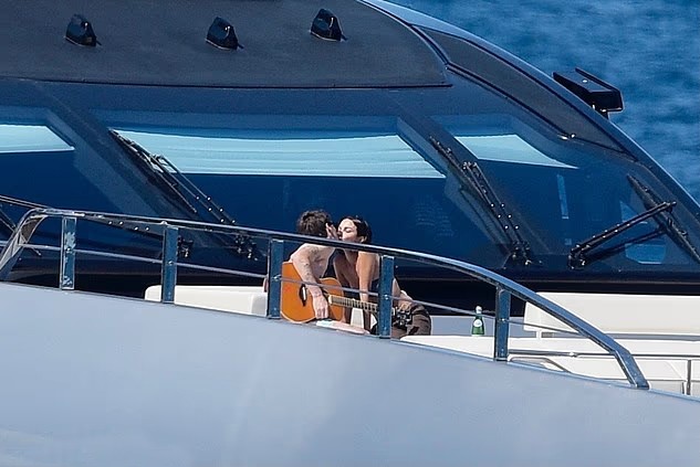 Cặp uyên ương, vừa kỷ niệm một năm yêu hồi tháng 6, hôn đắm đuối trước cảnh biển thơ mộng ở Địa Trung Hải.