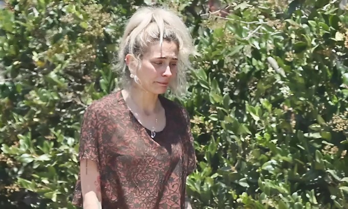 Paris Jackson khóc nức nở khi đi một mình hôm 23/7. Ảnh: X17