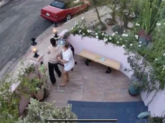 Kate Bowman gửi trong hồ sơ tòa án ảnh bị chồng truy đuổi ra cổng (chụp từ camera).