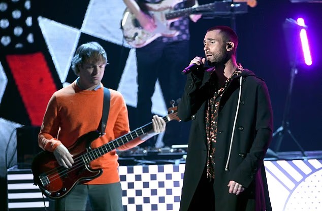 Mickey Madden (trái) biểu diễn cùng Adam Levine - thủ lĩnh ban nhạc Maroon 5 - năm 2018. Ảnh: iHeartMedia