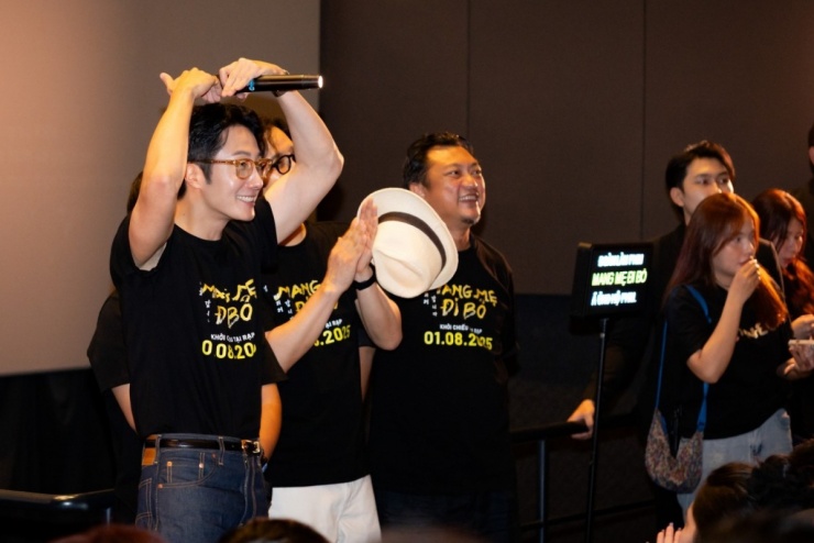 Tài tử cho biết mê nhiều món ăn đường phố ở TP HCM như nộm, cơm tấm, phở bò. Tháng 4/2024, anh đến Hà Nội, dành thời gian dạo chơi phố cổ, ăn phở, uống cà phê sữa, thưởng thức bia hơi và các món bình dân ở quán vỉa hè.