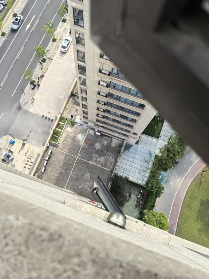 Cửa sổ phòng tắm tầng 18, nơi xảy ra vụ việc, nhìn xuống dưới. Ảnh: Sichuan News