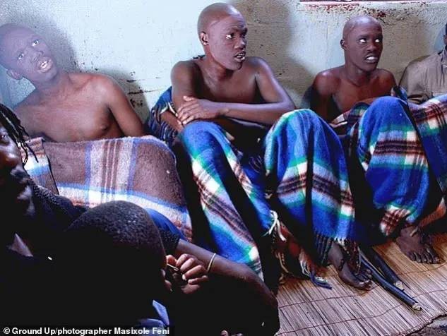 Thanh thiếu niên ở Nam Phi chuẩn bị cho nghi lễ cắt bao quy đầu. Ảnh: WVI