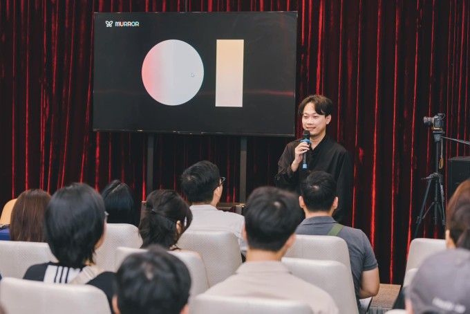 Anh Vinh chia sẻ về công ty phần mềm Murror do mình sáng lập, năm 2024. Ảnh: Vinh Trần