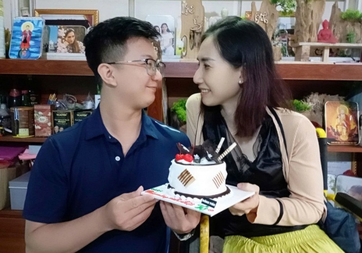 1754183376-batch-z0-5fd7c0425d06dd6ed0c70dd06bf24e63-1551-width1000height700 Anh Trung đau đớn song cố gắng vững tinh thần lo tang lễ cho vợ và cuộc sống của con gái vừa chào đời.