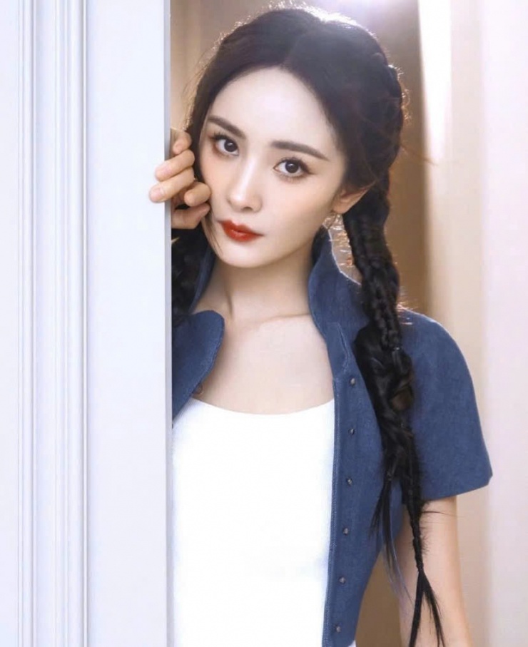 Sự nghiệp của Dương Mịch chỉ thật sự khởi sắc khi cô gây chú ý với vai phụ trong Mỹ Nhân Tâm Kế và bùng nổ, trở thành ngôi sao hạng A nhờ vai chính trong Cung Tỏa Tâm Ngọc.