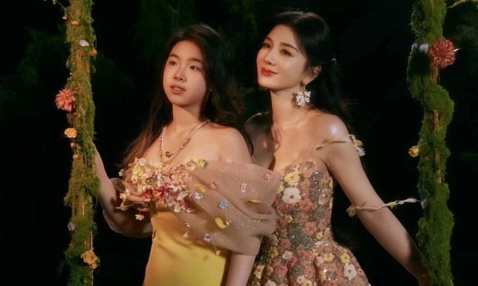 Huỳnh Dịch và con gái. Ảnh: Weibo