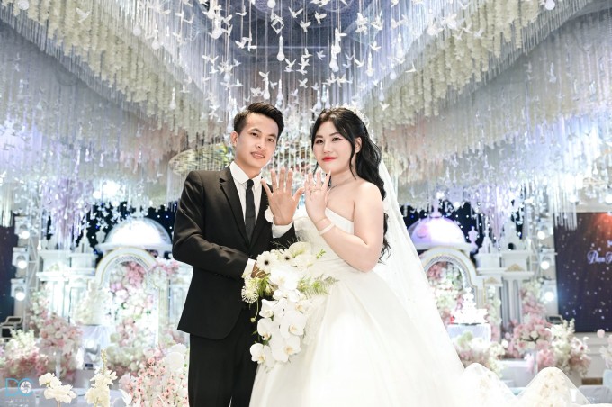 Vợ chồng Hồng Hạnh dựng lại rạp cưới để chụp ảnh, hôm 26/7. Ảnh nhân vật cung cấp