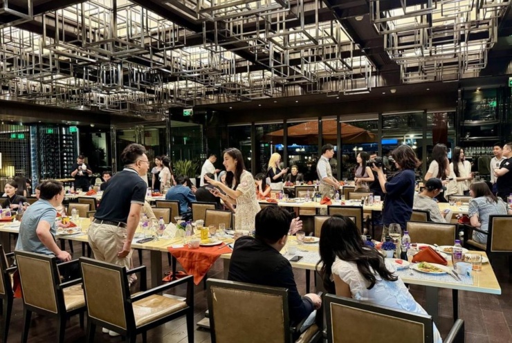 1754364408-maimoi-495-width1879height1259 Không gian bên trong sự kiện mai mối của giới nhà giàu. Ảnh: Straitstimes