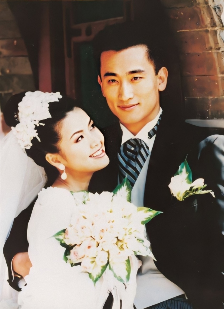 Cha In Pyo và Shin Ae Ra hạnh phúc trong đám cưới năm 1995.