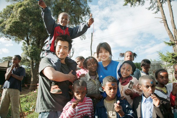 Thậm chí 2 vợ chồng còn đến cả Châu Phi để làm từ thiện, nhận đỡ đầu cho hàng trăm trẻ mồ côi.