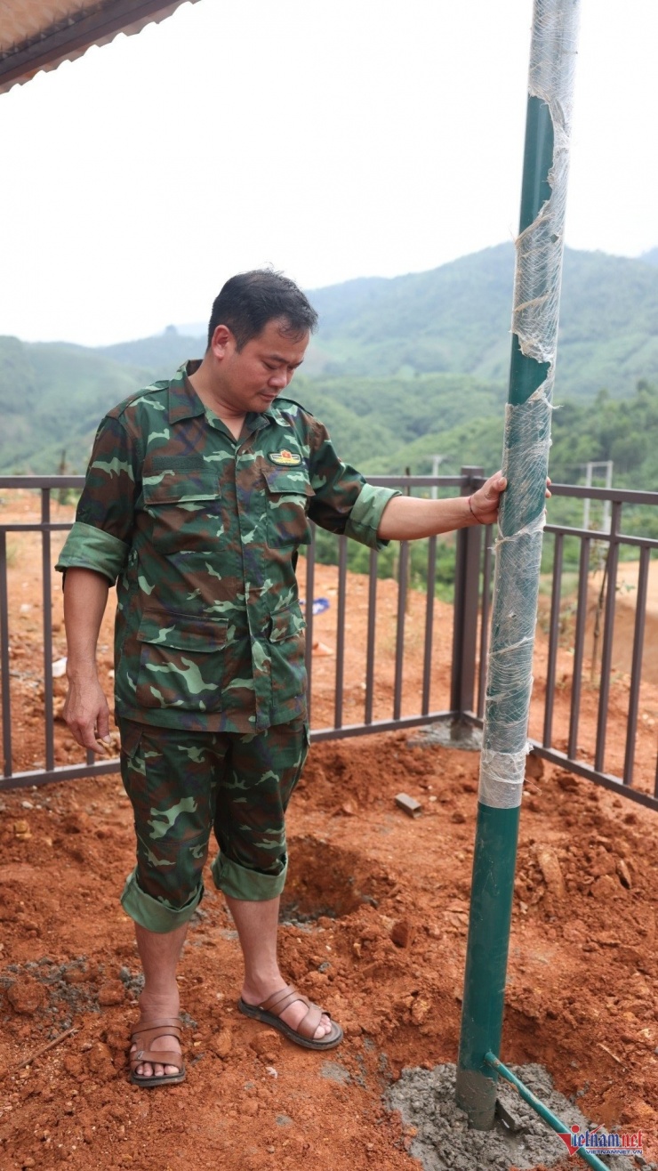 Trưởng thôn Hoàng Văn Diệp cùng mọi người xây dựng Làng Nủ mới. Ảnh: Đức Hoàng