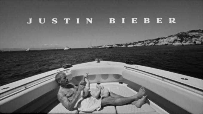 Justin Bieber vui đùa cùng con trai nhỏ.