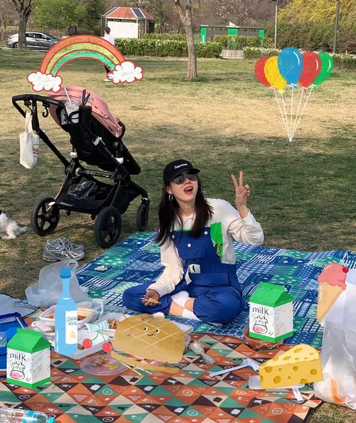 Cô tận hưởng kỳ nghỉ bên chồng con