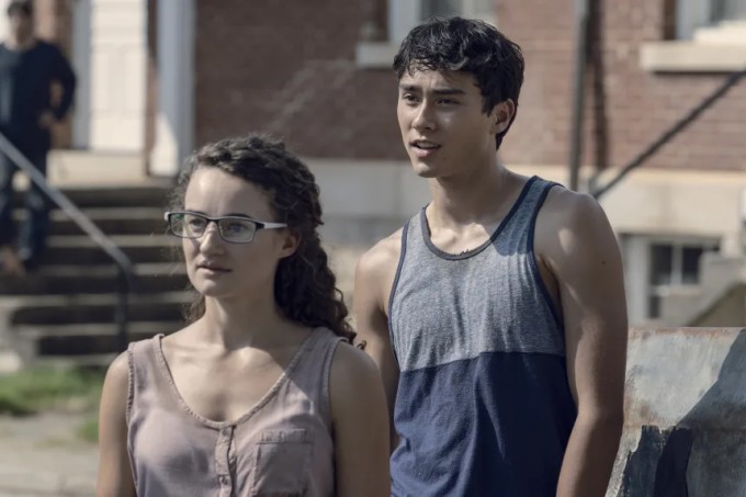 Kelley Mack bên bạn diễn Joe Ando-Hirsh trong 'The Walking Dead'.