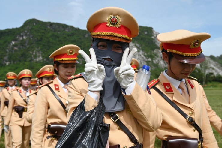 Nữ chiến sĩ bịt kín mặt giữa trời nắng tập diễu binh A80 - 3