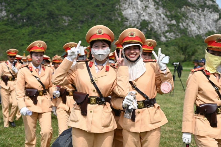 Nữ chiến sĩ bịt kín mặt giữa trời nắng tập diễu binh A80 - 7