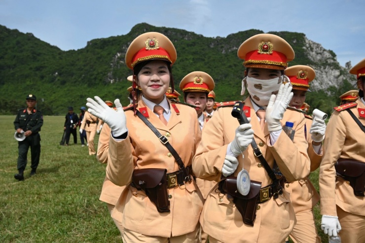 Nữ chiến sĩ bịt kín mặt giữa trời nắng tập diễu binh A80 - 8