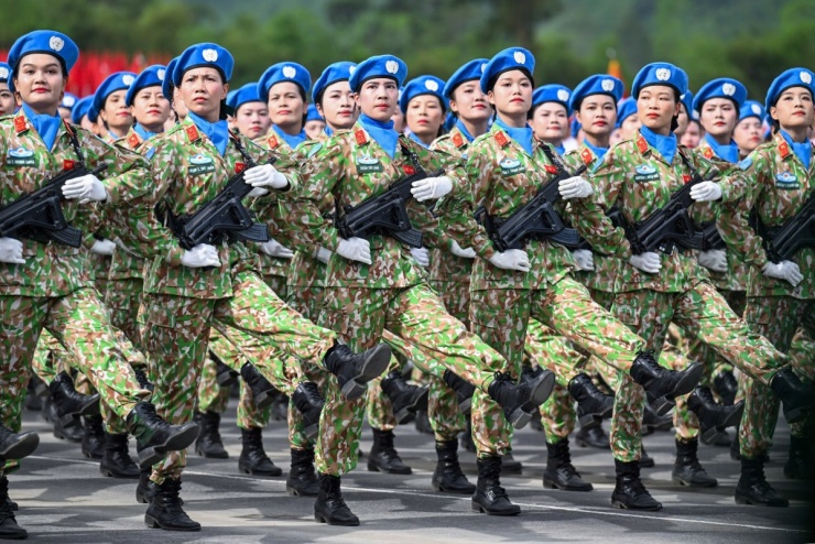 Nữ chiến sĩ bịt kín mặt giữa trời nắng tập diễu binh A80 - 9