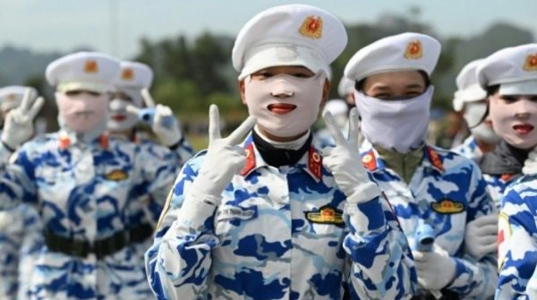 Nữ chiến sĩ bịt kín mặt giữa trời nắng tập diễu binh A80 1754486841 824 thumbnail width740height495 anh cat 3 2 auto cropjpg