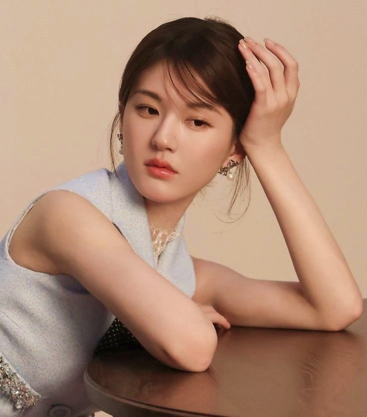 Trải nghiệm của Triệu Lộ Tư chính là hình ảnh thu nhỏ của tình trạng hiện tại với toàn bộ ngành công nghiệp giải trí.