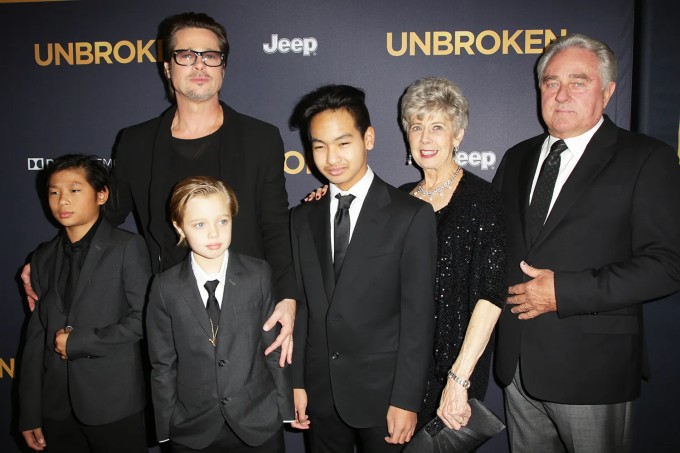 Bà Jane Pitt cùng chồng, con trai và các cháu nội Pax Thiên, Shiloh, Maddox dự lễ ra mắt phim 'Unbroken' năm 2014. Ảnh: BEI