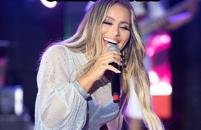 1754538468-8n-81234-width698height451 Nữ ca sĩ bị ôm hôn thô bạo trên sân khấu - 3