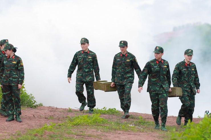 Vừa đến nơi, dàn nghệ sĩ đã nhận ngay nhiệm vụ tải đạn. Ảnh: NSX