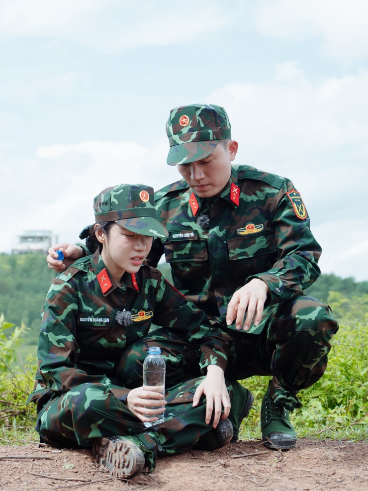 Ca sĩ Anh Tú chăm sóc đồng đội LyLy. Ảnh: NSX