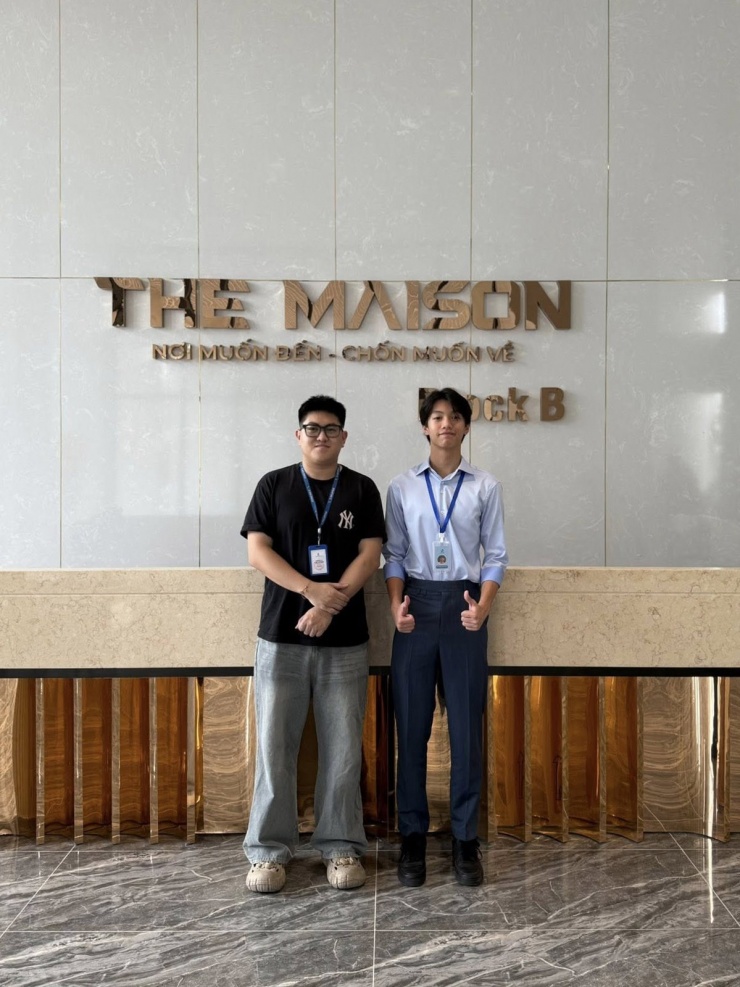 Nam sinh Gen Z (bên phải) được nhận xét trông chững chạc, lịch thiệp khi mặc trang phục theo phong cách nhân viên văn phòng.