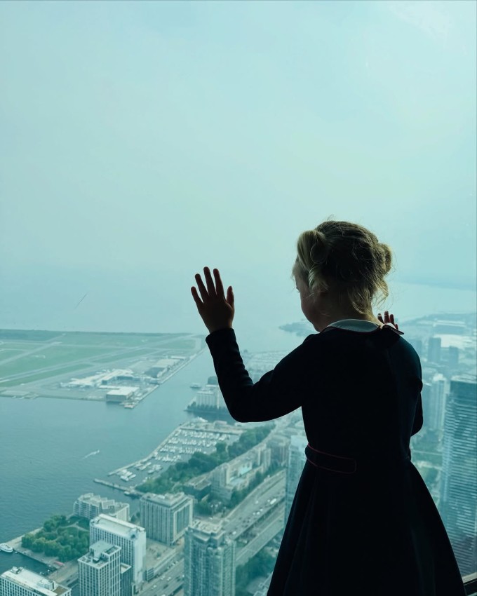 Con gái đi theo Katy Perry trong chuyến lưu diễn.