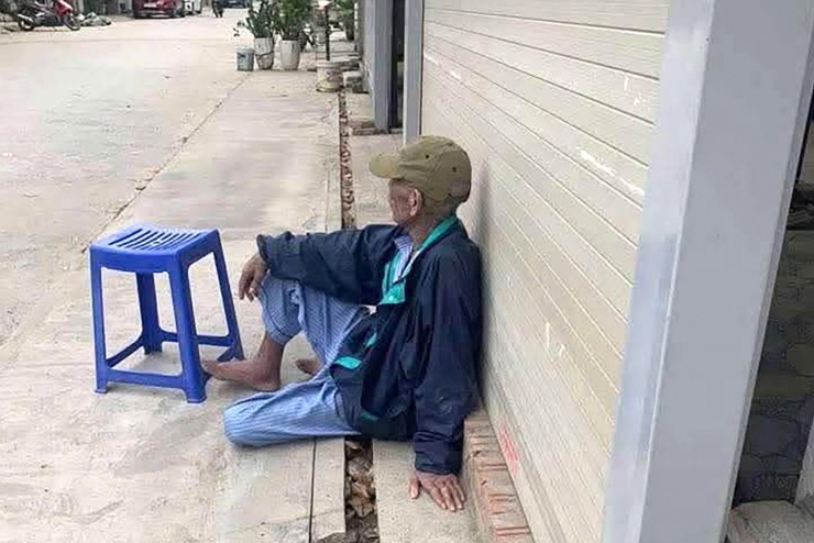 Ông P. thường xuyên ngồi ở vỉa hè tại đường Chợ Hàng, TP Hải Phòng. Ảnh: Đ.X