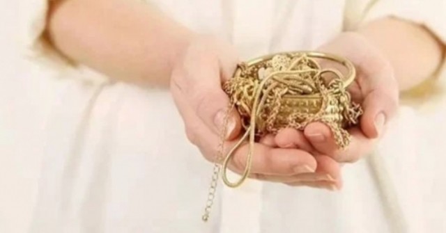 Sau khi chia tay, cô gái phát hiện toàn bộ trang sức vàng bị bạn trai cũ đánh tráo thành đồ giả 1754787830 801 thumbnail width740height495 anh cat 3 2 auto cropjpg 1